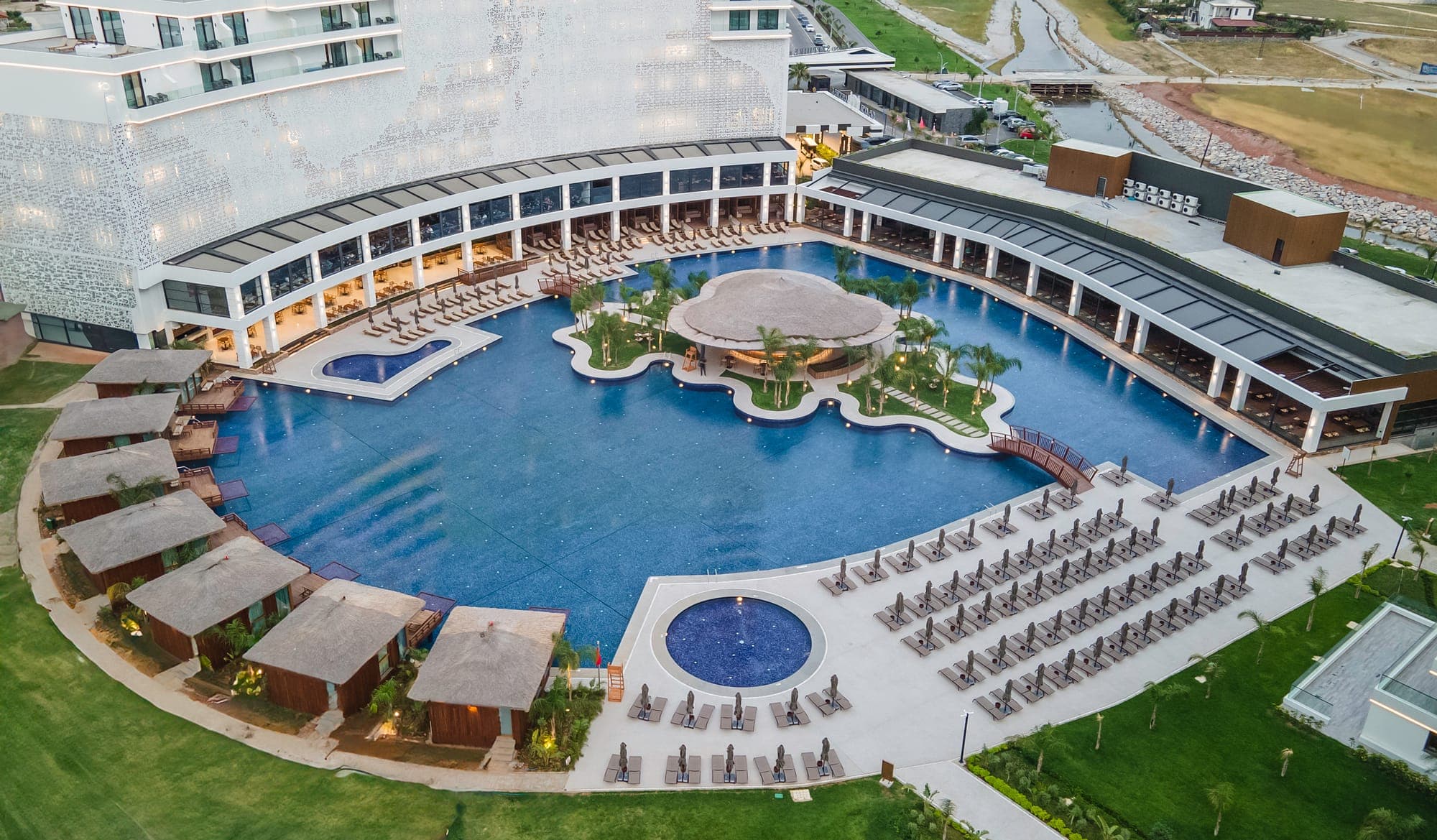 Kıbrıs Life — 4,000 m² Pool